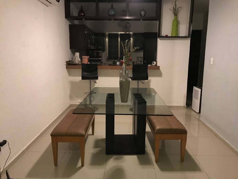 comedor para 6 personas y aire acondicionado