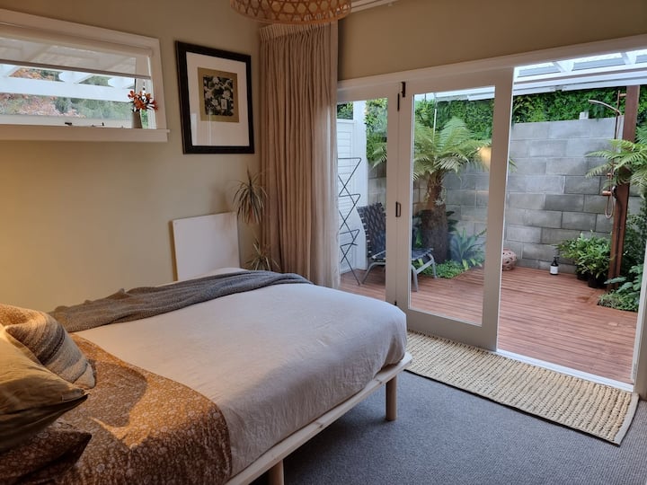 El dormitorio principal se abre a una ducha exterior caliente/fría en tu propio patio privado. Hay una persiana desplegable para mayor privacidad en la ducha si es necesario.