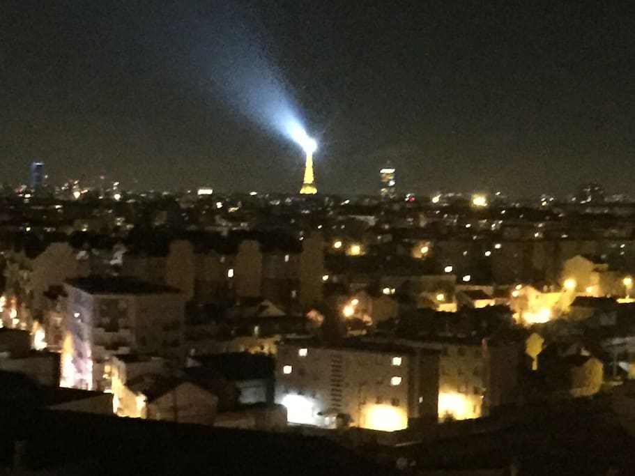 la tours eifel by night