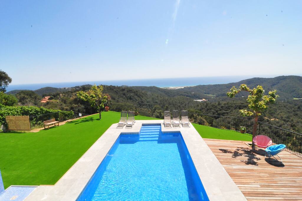 Piscina con vistas al mar