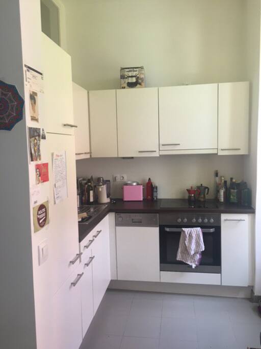 Geräumige Küche mit allen relevanten Utensilien (Espressomaschine, Toaster, Spülmaschine etc.)