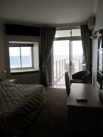 Cape Town, Seapoint – Peninsula All-Suite Condo gallery image 3