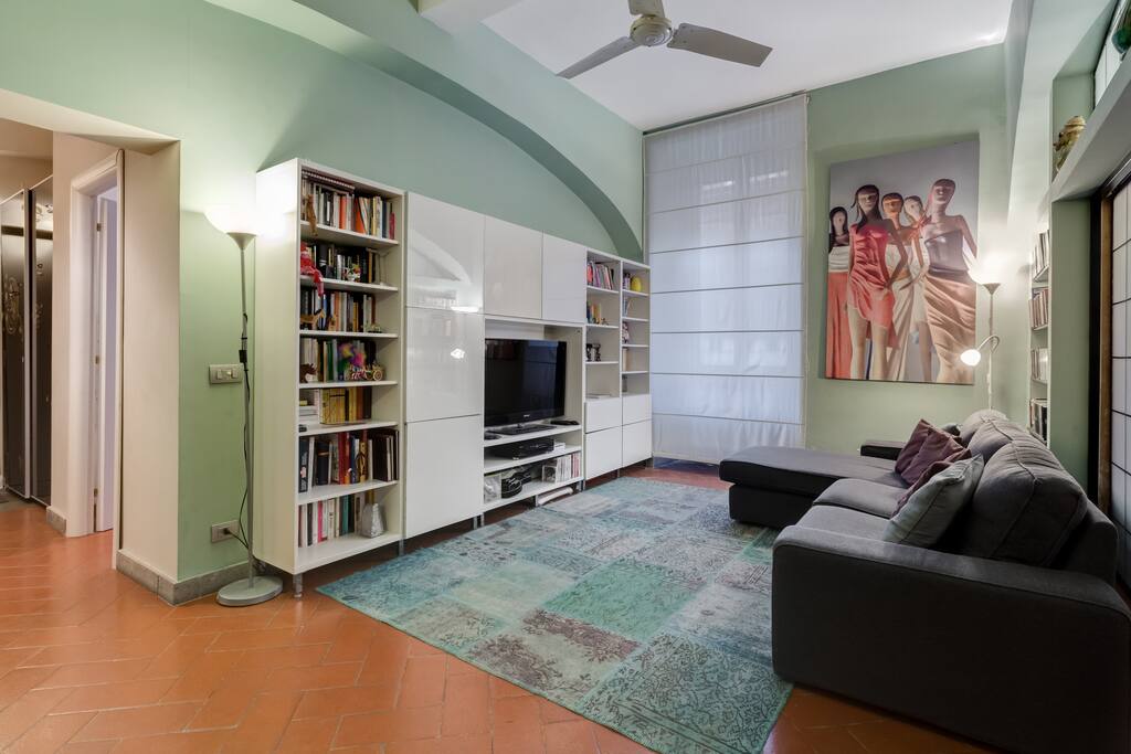 Living room/Area salotto con TV, videogiochi e tanti libri!