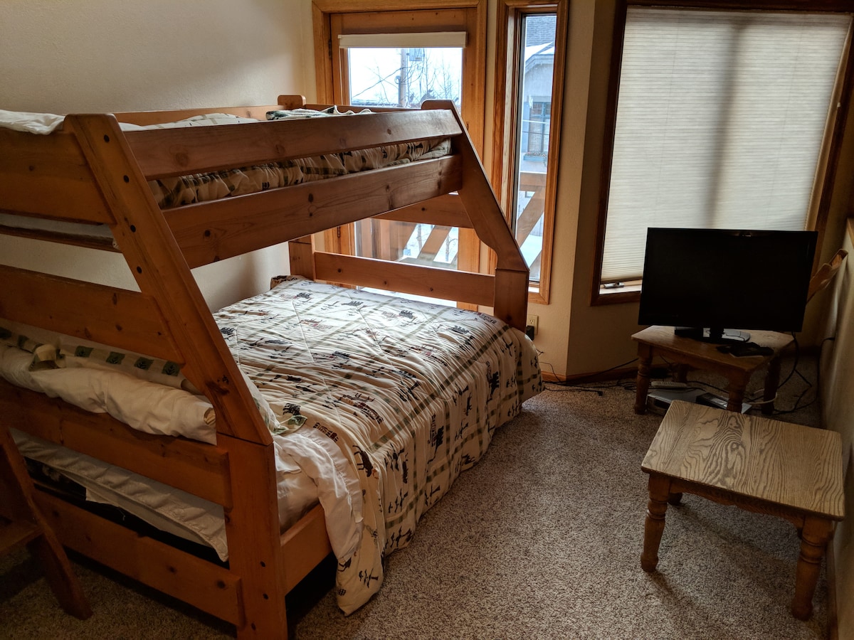 Спална соба со телевизор за игри, видеорекордер/DVD и библиотека со книги