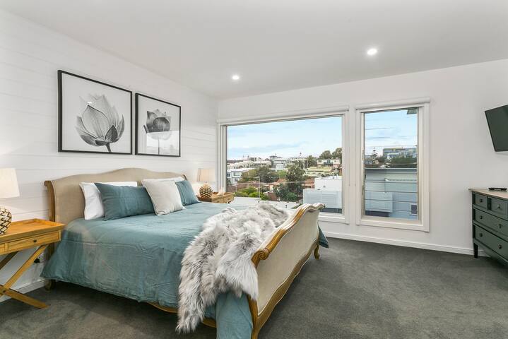 LUXURY LIVING ONLY 200M FROM BEACH & TOWN CENTRE!! gallery image 4