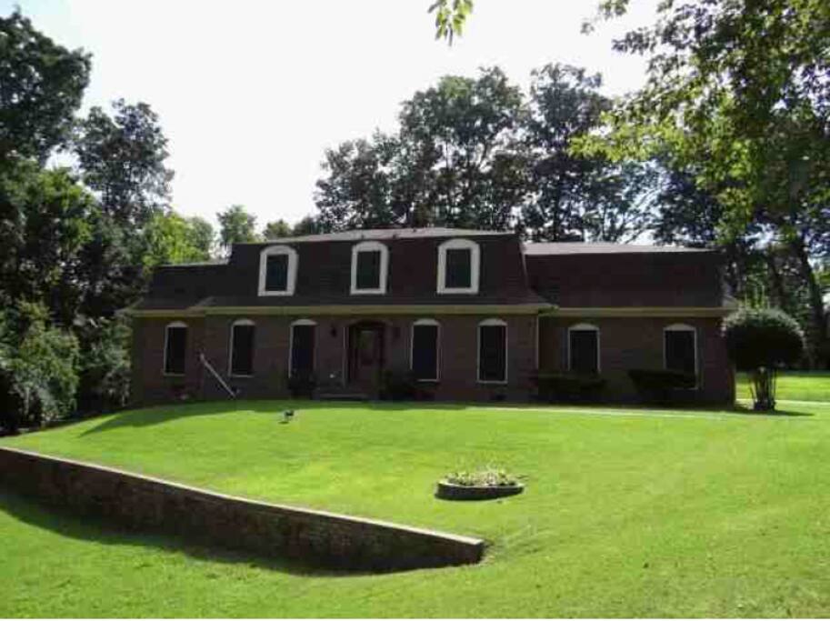 Huge Yard is ideal for Eclipse Viewing and Picnicking!