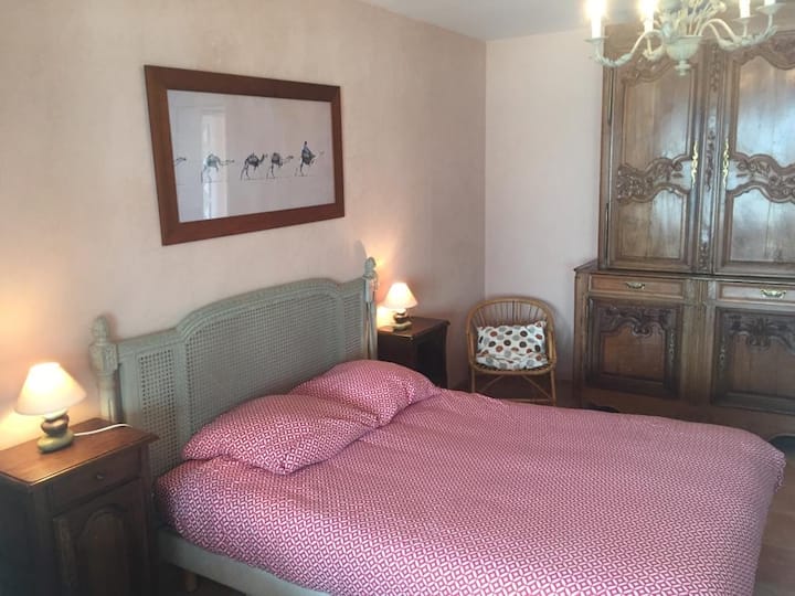 Спалнята, приятна и удобна, с изглед към морето, кабелна телевизия в спалнята.