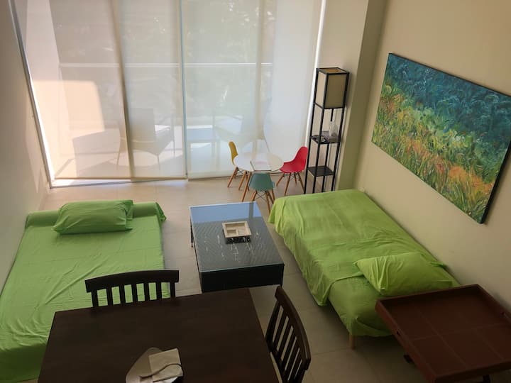 De noche transforma la sala en otro dormitorio para tres