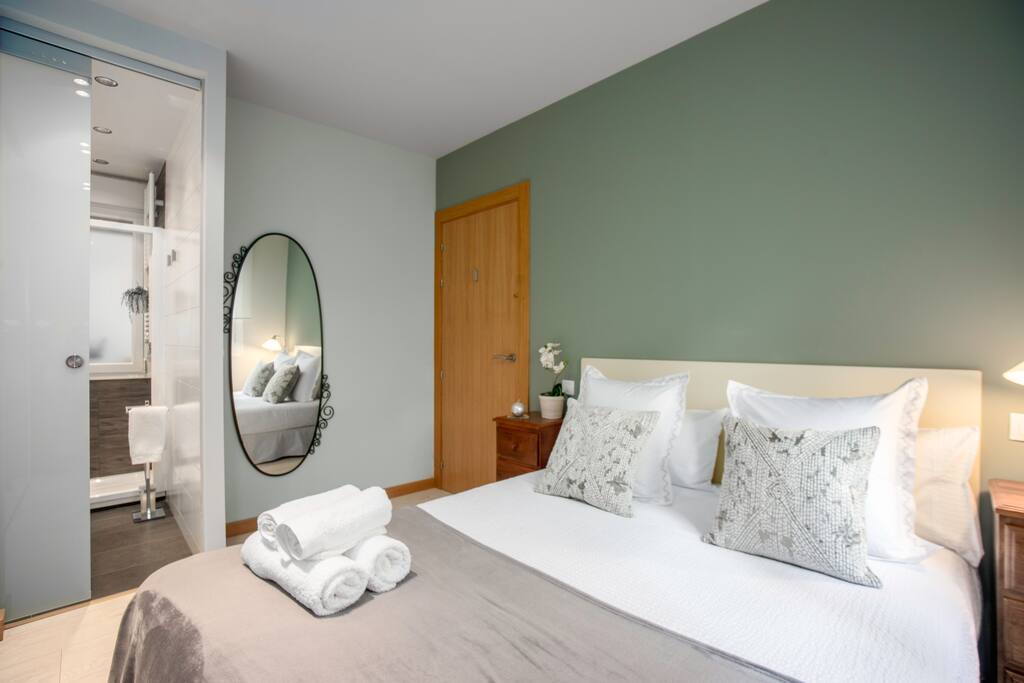 dormitorio con baño