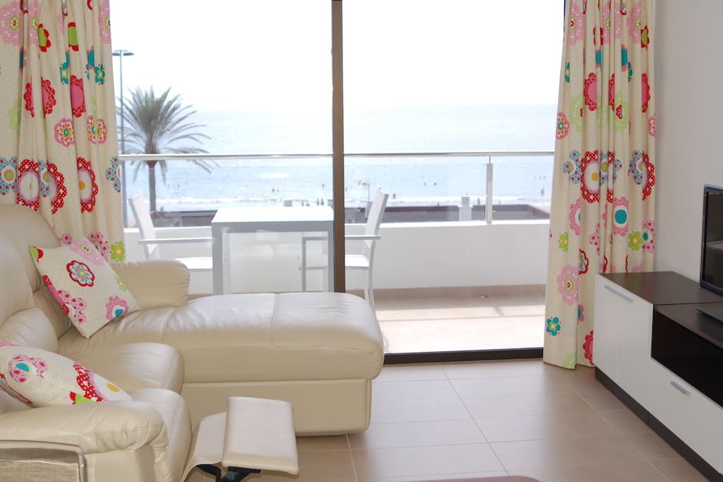 Salón-cocina con vistas al mar