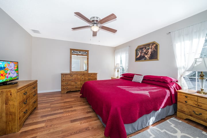 加大双人床主卧，配备有线电视和HBO ，可俯瞰泳池 