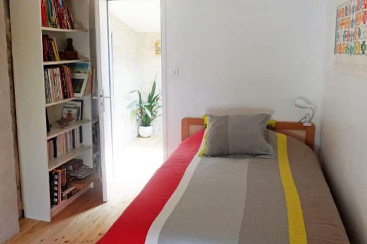 Chambre lit largeur 100, avec bureau/chaise et commode