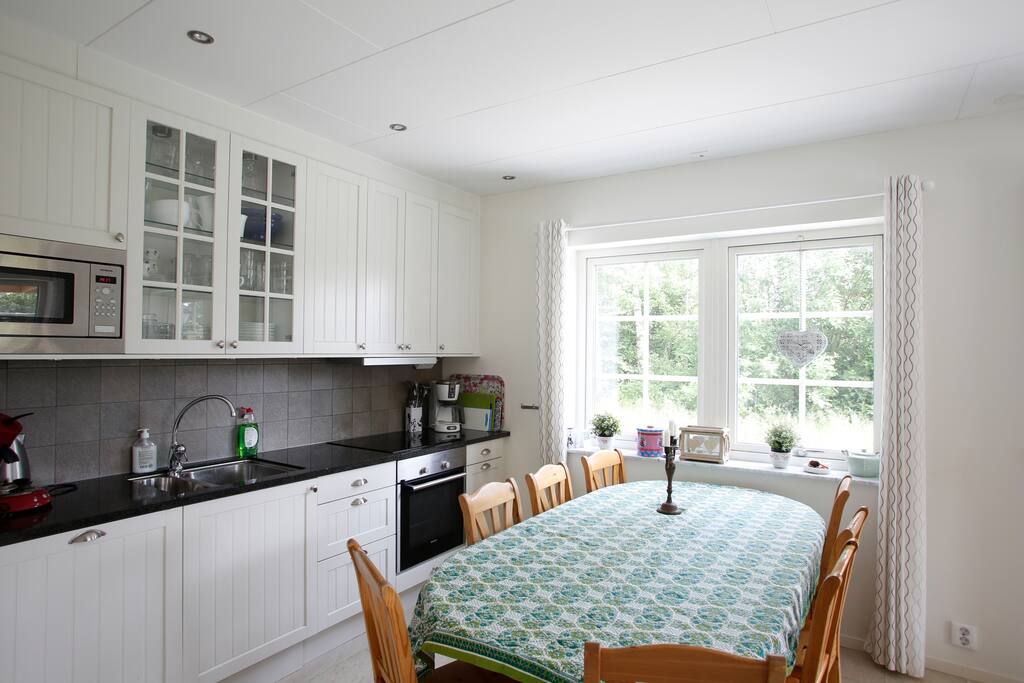 Öppet kök med plats för många. Open keuken met plaats voor velen. Open kitchen with room for many.