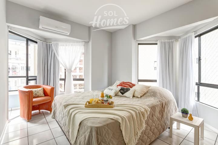 Chumba angavu sana chenye kitanda cha ukubwa wa kifalme