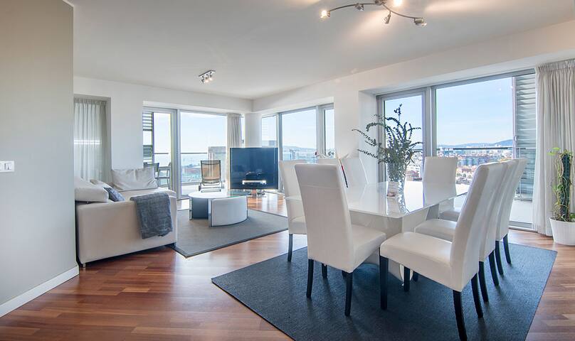 Sea view five bedroom apartment gallery image 2
