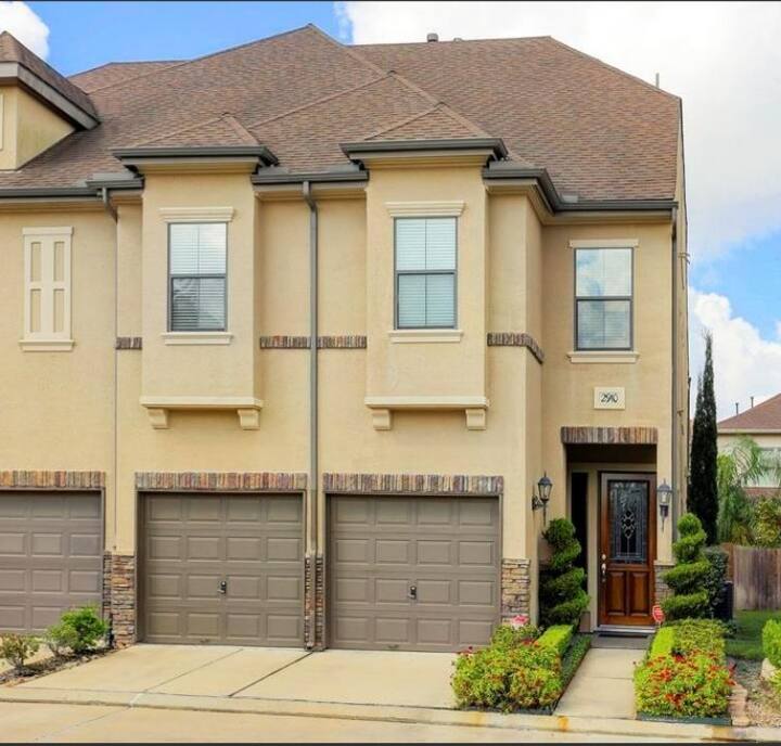 Luxury home in gated community walking distance A+