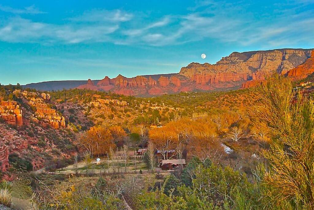Escape to paradise on the creek!