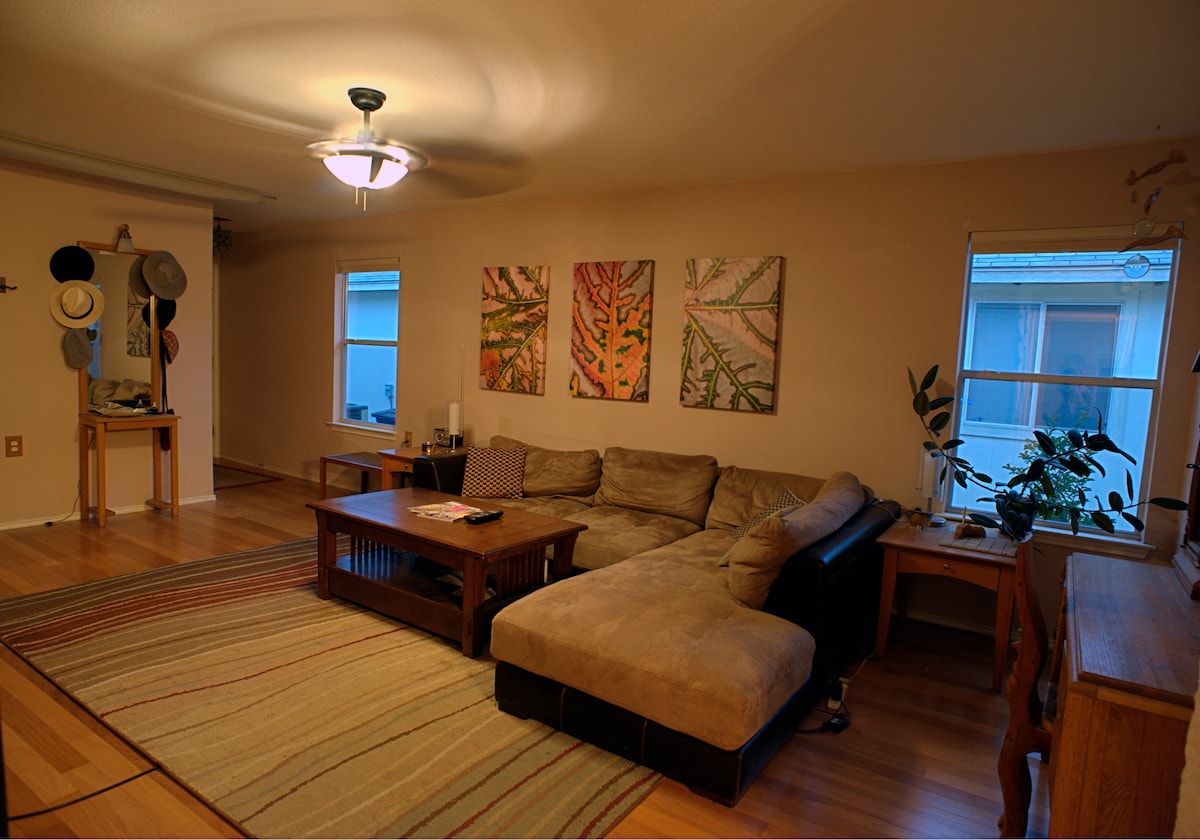 Comfortable room, 10 minutes to downtown!