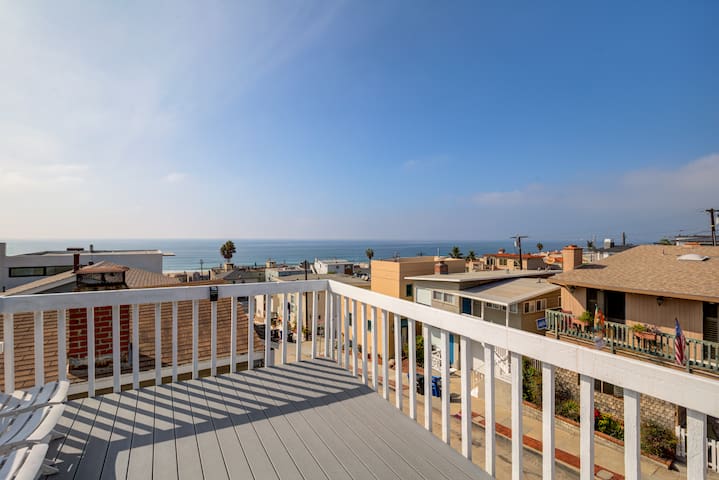 Rooftop Deck Two Blocks From the Beach!!