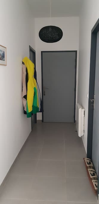 Le couloir d'entrée avec le garage à droite