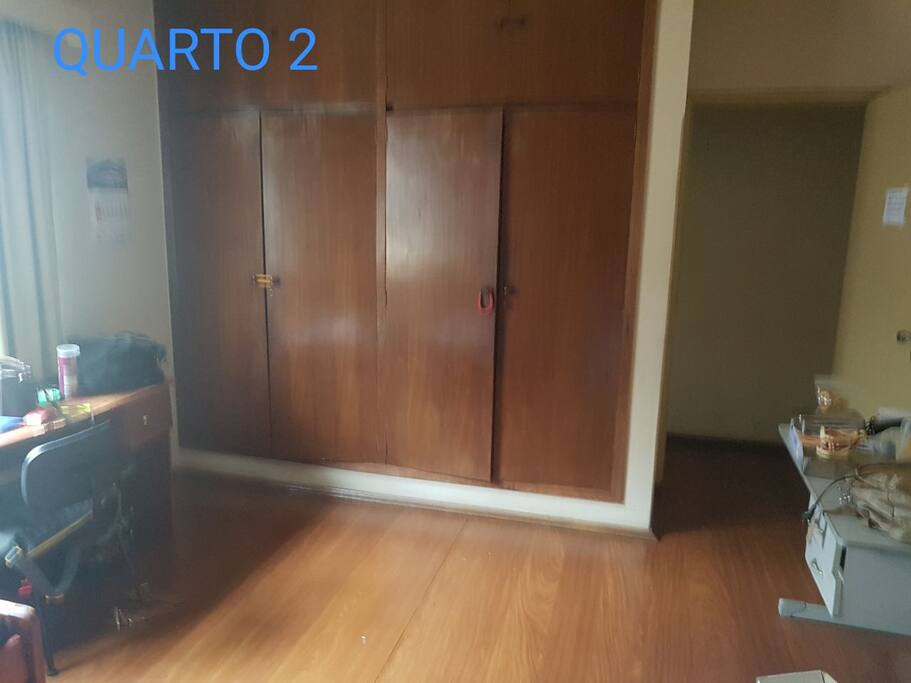Quarto 2 - Possui 2 camas de solteiro, 2 escrivaninhas, 1 armário embutido de 4 portas, 1 espelho e 1 gaveteiro. Obs.: o quarto estava ocupado no momento da foto. Por isso os itens pessoais.
