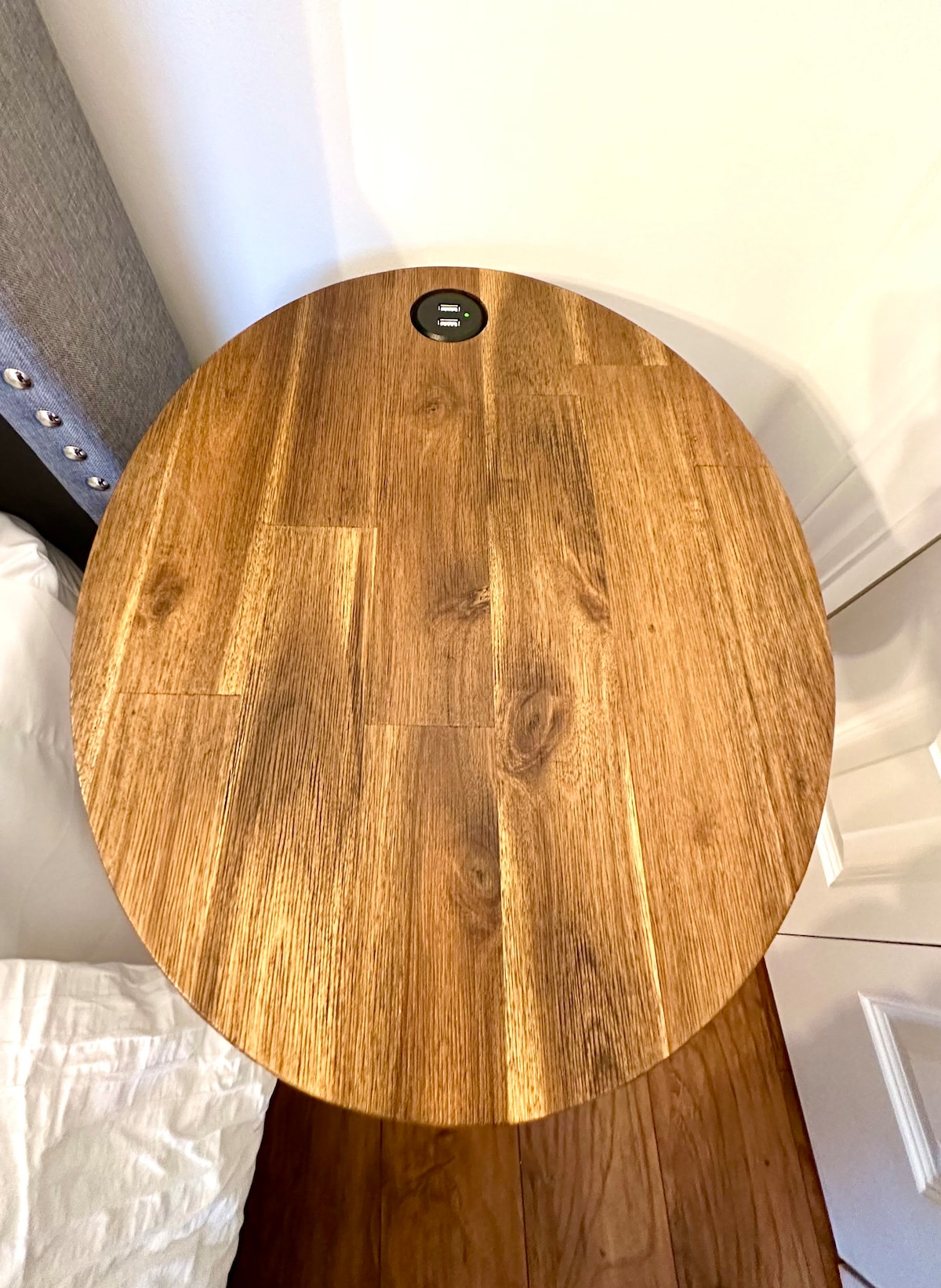 卧室边桌配备2个USB充电端口。 