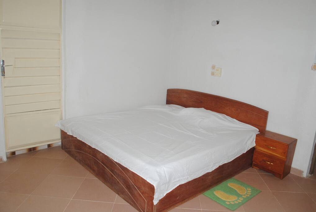 Chambre 2 dans une Belle Villa à Calavi - Houses à louer à Abomey Calavi, Atlantique Department, Bénin Airbnb Chambre privée à Abomey Calavi (Bénin). Chambre prive dans une belle villa à Calavi... Chambre 2 dans une Belle Villa à Calavi - Houses à louer à Abomey Calavi, Atlantique Department, Bénin