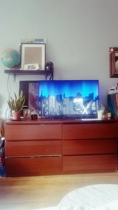Smart TV with Netflix and HBO Now access