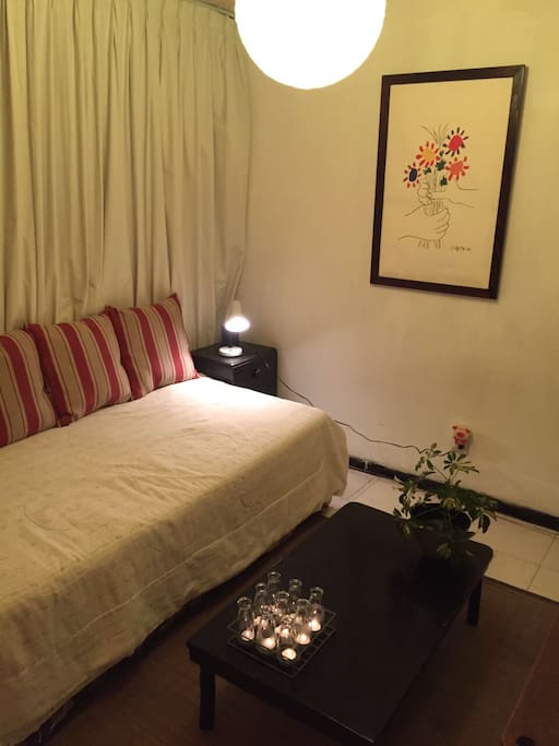 Bedroom/Studio with individual bed.