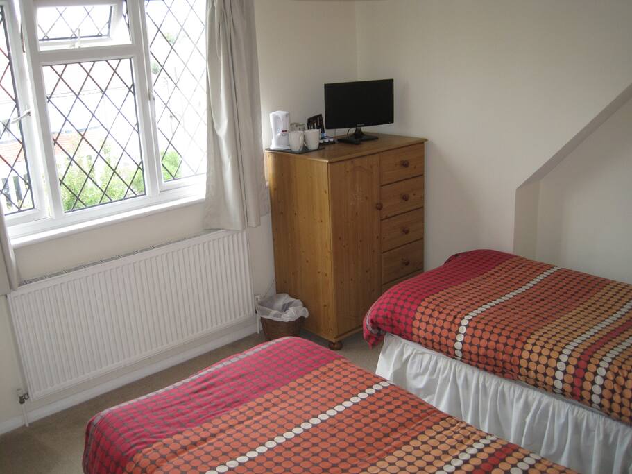 Twin Room
TV WI-FI
Tea & Coffee