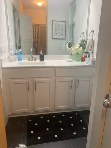 Chic new 3 bed home minutes from downtown & COTA gallery image 3