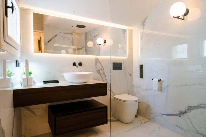 Duomo Penthouse with Terrace and Stunning Views gallery image 3