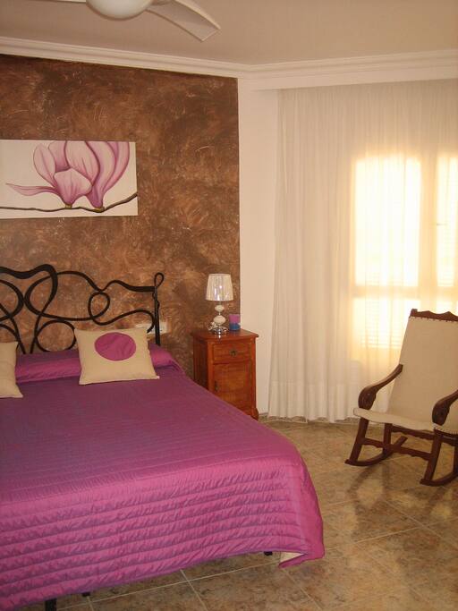 dormitorio principal con colcha de primavera.