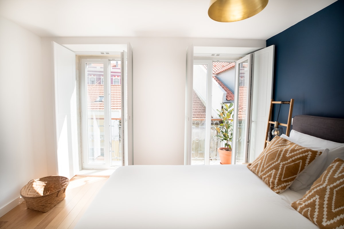 غرفة نوم مع إمكانية الدخول إلى الشرفة