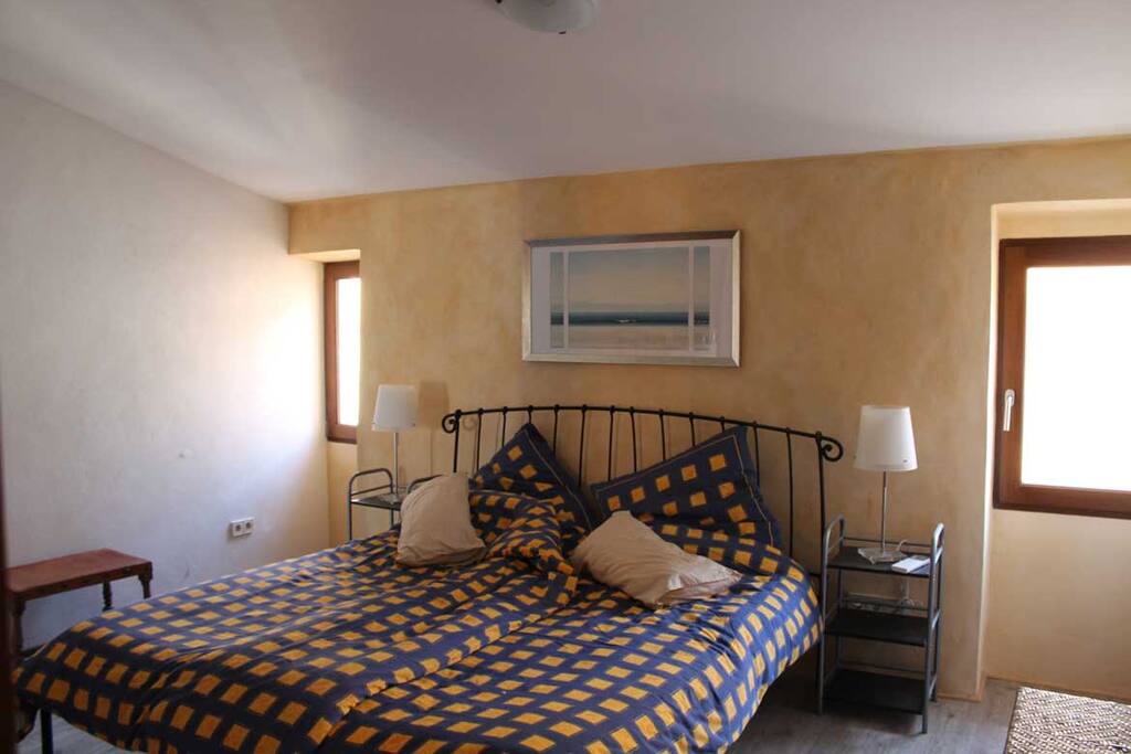 Schlafzimmer mit Doppelbett