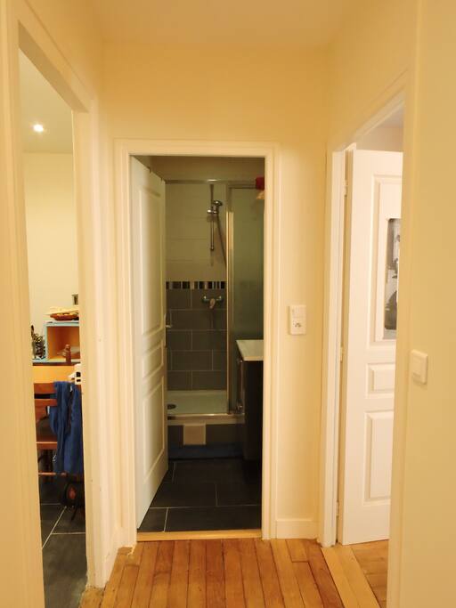 à droite la chambre, au milieu la salle de bain et à gauche la cuisine.