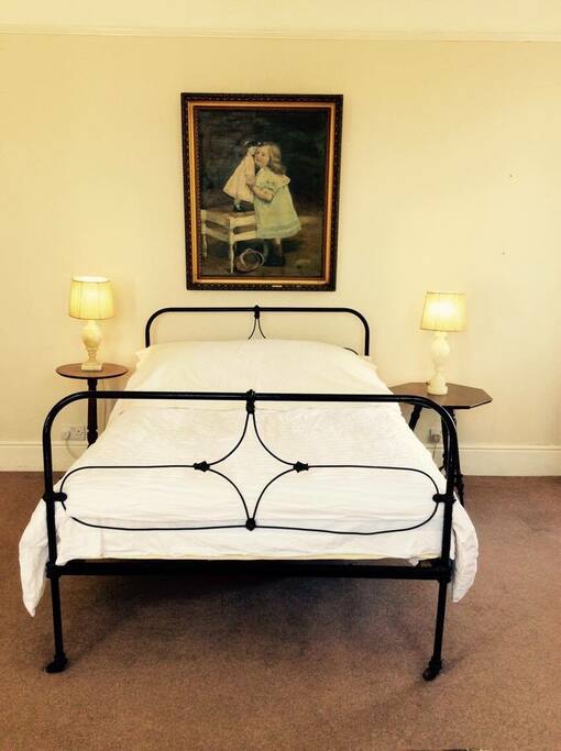 Very spacious high ceiling bedroom with three Windows