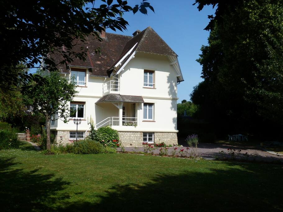 maison au centre du jardin avec parking