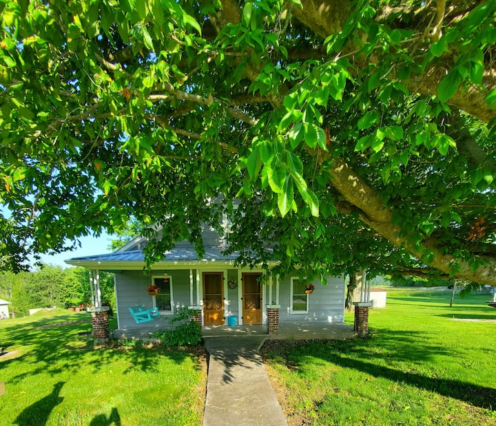 Elisi's Cozy Nook 3.2 mile from Marina Rowena. Houses for Rent in