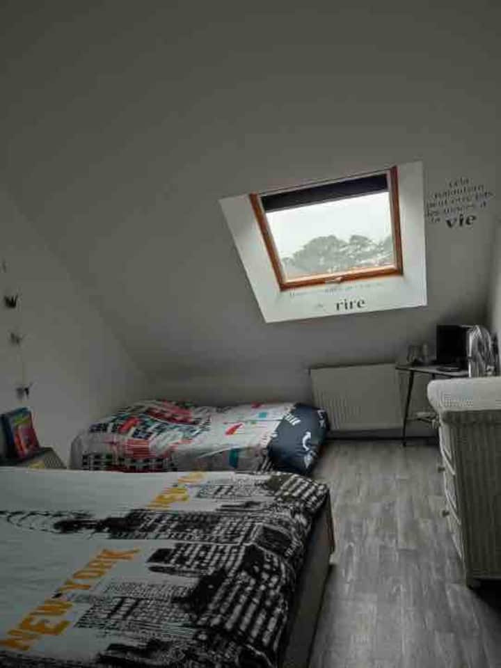 Spálňa vľavo hore od schodiska 
1 lôžko so 140 1 posteľou, 1 posteľ s dáždnikom 