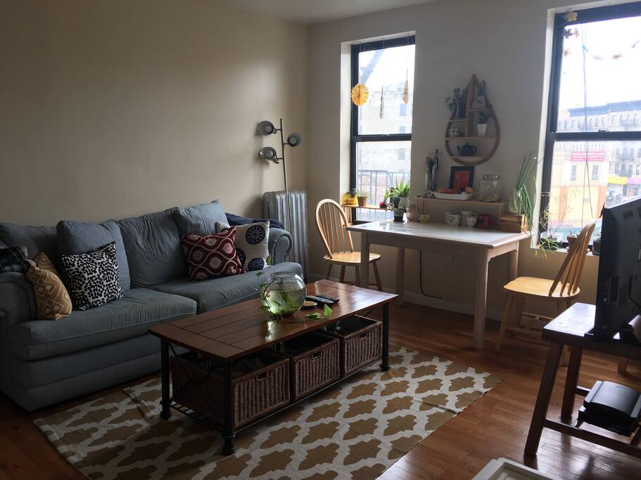 Living room with tv/cable/chromecast