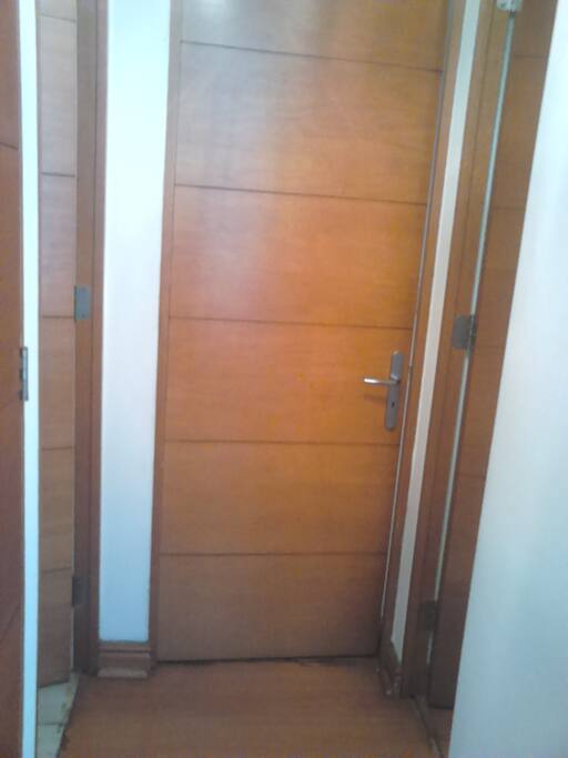 la distancia entre el baño y la habitacion