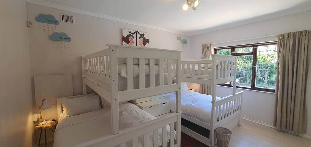 Aloma Holiday Home for 10 in Prime Location gallery image 4