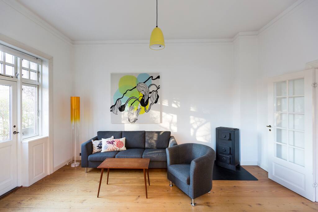 Livingroom with TV and fireplace