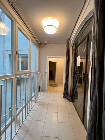 Stylish 4th-Floor Apartment in Vienna’s Heart gallery image 4