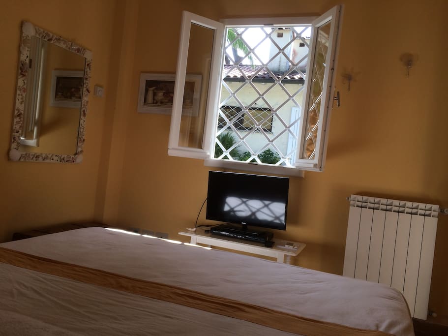 Vista sulla finestra dal letto matrimoniale.