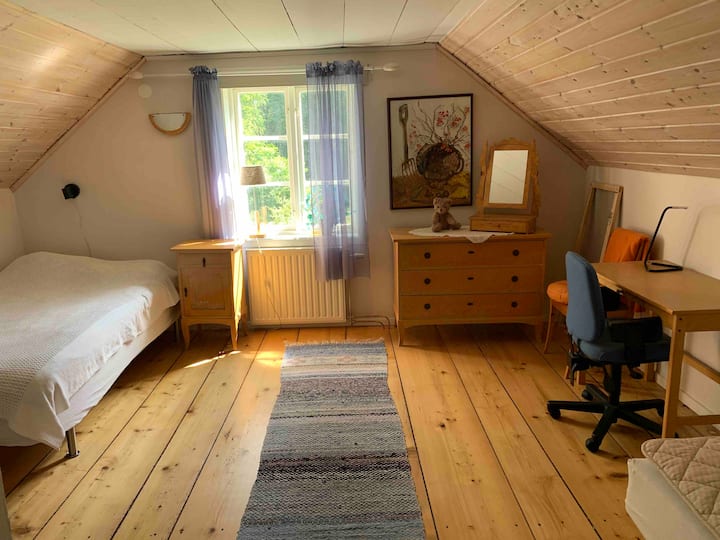 ห้องนอนพร้อมเตียงเดี่ยว 2 หลังและโต๊ะทำงานขนาดเล็ก 