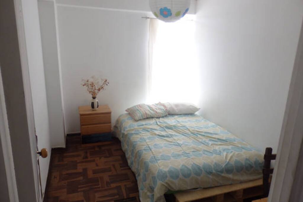 Esta es la habitación en alquiler tiene Closet, mesita de noche y mesita de trabajo.