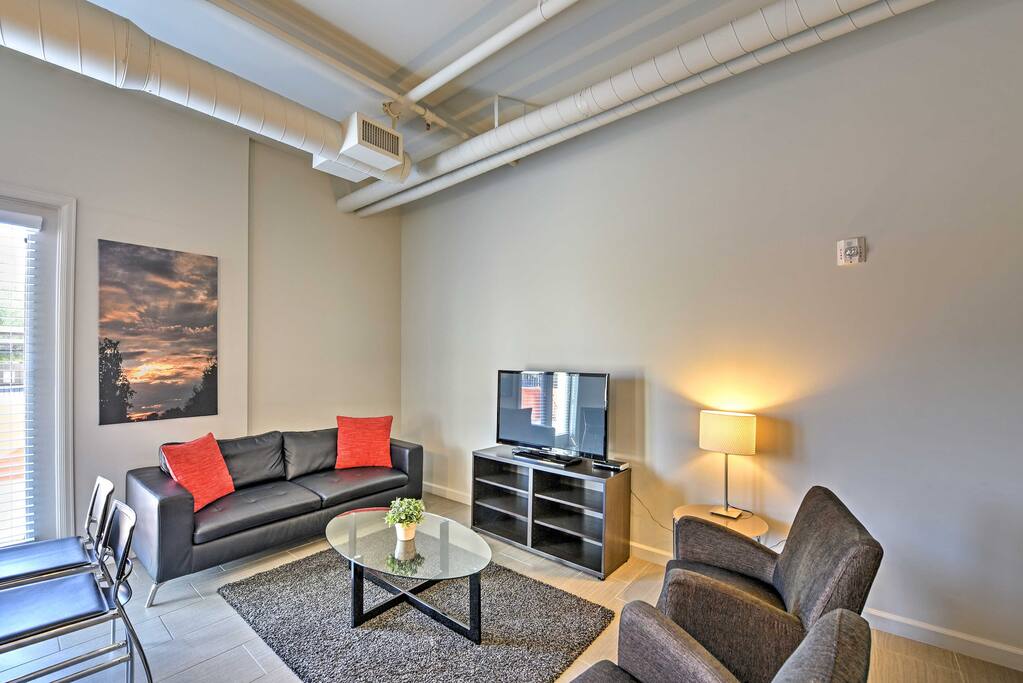 Turn on the flat-screen cable TV and have a movie night while you lounge around on the leather couch and 2 armchairs.