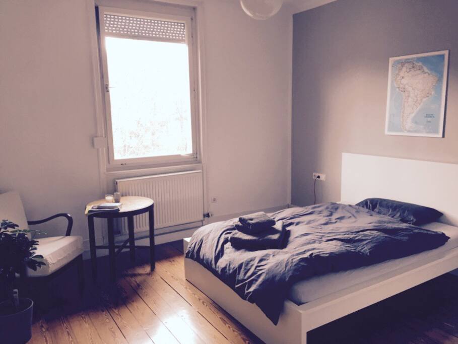 Dies ist mein Gästezimmer. Es ist großzügig und hell.